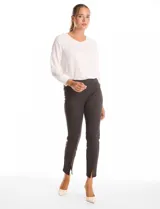 Pantalón de corte cigarette con estampado cuadrillé en tonos verde oscuro y negro. Presenta tiro alto, costuras frontales verticales y tajos en el ruedo.