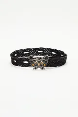Cinturón de cuero trenzado color negro con hebilla metálica decorativa en forma de mariposa, adornada con piedras negras, doradas y cristales.