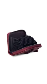 Tarjetero compacto con cierre perimetral y diseño de textura tipo cocodrilo. Cuenta con una presilla frontal con botón a presión y múltiples compartimentos internos para tarjetas.