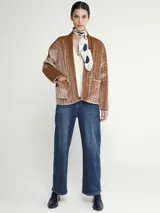 Saco marrón de terciopelo acanalado, con cuello mao y bolsillos frontales.