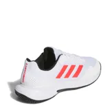 Championes de tenis Adidas Gamecourt 2.0, color blanco con detalles en rojo vibrante y suela negra. Presentan una parte superior de malla transpirable con refuerzos sintéticos, mediasuela de EVA para amortiguación y suela ADIWEAR para mayor durabilidad.