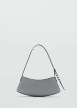 Bolso de hombro pequeño con diseño ovalado y acabado texturizado. Cuenta con asa corta ajustable, cierre de cremallera y forro interior.