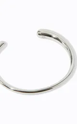 Pulsera rígida abierta de metal plateado con diseño minimalista de extremos redondeados y acabado pulido.