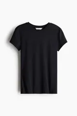 Remera entallada de microfibra en color negro, con cuello redondo fino y mangas cortas.