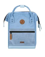 Mochila Cabaia modelo Adventurer en color celeste melange, con diseño de apertura amplia, doble asa superior, bolsillo frontal con cierre y detalles en cuero sintético marrón.