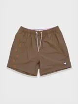 Short de baño azul marino con bordado de enredadera en la pierna izquierda. Tiene cintura elástica con cordón regulable, bolsillos laterales y trasero con cierre, y suspensor de malla fina hipoalergénico.