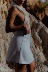 Pollera marrón de corte midi, con diseño cruzado y lazo lateral.