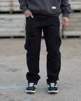 Pantalón cargo de corte baggy y silueta relajada, confeccionado en gabardina negra. Presenta bolsillos laterales tipo cargo con solapa y costuras reforzadas en las rodillas.