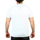 Remera deportiva de manga corta y cuello redondo, color blanco, con ajuste al cuerpo. Presenta el logo de Diadora en el pecho y un texto pequeño en la manga izquierda.