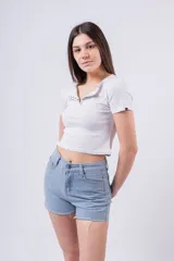 Short de jean de tiro alto, color celeste claro lavado, con roturas y terminación deshilachada en el ruedo.