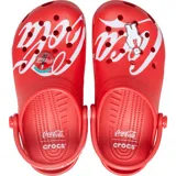 Zuecos Crocs modelo Classic en colaboración con Coca-Cola, color rojo con diseño temático, correa pivotante en el talón con la frase 'It's the real thing' y dijes Jibbitz metálicos incluidos.