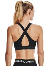 Top deportivo Under Armour de soporte medio, confeccionado en tejido HeatGear de doble capa con copas suaves extraíbles y tirantes cruzados en la espalda. Presenta banda elástica inferior con logo de la marca.