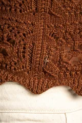 Top tejido de punto color beige con diseño texturado, escote cuadrado y tirantes anchos.