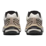 Championes Salomon XT-6, calzado de trail running adaptado para uso urbano. Diseño en color negro, gris, rojo y blanco, con sistema de cordones de ajuste rápido Quicklace y suela de gran tracción.