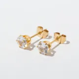 Par de caravanas doradas con un cristal transparente engarzado.