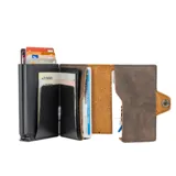 Billetera de cuero marrón con capacidad para varias tarjetas y compartimento para billetes. Cuenta con un mecanismo de expulsión de tarjetas y protección RFID.