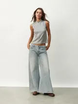 Musculosa sin mangas color plateado con cuello alto y textura acanalada.