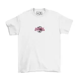 Remera blanca de manga corta con estampado gráfico en la espalda que presenta un retrato en blanco y negro de Harry Styles con lentes de sol rosados y tipografía decorativa en tonos rosados y celestes.