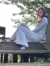 Conjunto color mostaza compuesto por un pantalón palazzo de corte evasé y una remera de manga larga con escote en V y bolsillo en el pecho.