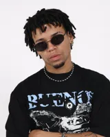 Lentes de sol negros con forma ovalada y protección UV400.