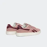 Championes Reebok Core Heritage Court de gamuza en color rosado, con detalles en bordó y suela blanca.