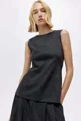 Top sin mangas de punto roma color gris oscuro, con costuras moldeadoras, cierre oculto en la espalda y diseño peplum.