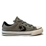 Championes urbanos Converse de caña baja, color gris con detalles en negro y suela blanca.