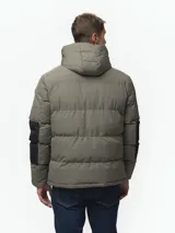 Campera puffer con capucha, de diseño bicolor en tonos gris topo y negro. Presenta cierre frontal con solapa de botones, bolsillos laterales y ajuste en los puños.