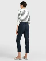 Pantalón de corte cónico Tommy Hilfiger, modelo 1985 Collection, color azul marino. Confeccionado en mezcla de algodón orgánico, con cintura elástica, cierre de botones y bolsillos traseros de ojal.