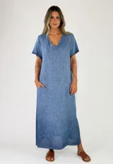 Vestido largo azul de corte recto, con escote en V, mangas cortas con flecos y bolsillos laterales.