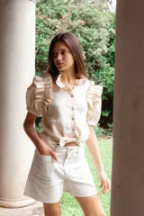 Short de denim color crudo, de calce relajado y cintura media.