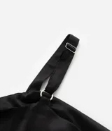 Musculosa color rojo oscuro, confeccionada en satén, con escote drapeado (degagê) y breteles ajustables. El bajo de la prenda es asimétrico.