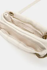 Bandolera mini de diseño acolchado con pespuntes verticales. Cuenta con doble compartimento, uno con cierre imantado y otro con cremallera, además de un bolsillo frontal con cierre imantado. Incluye asa regulable con detalle de cadena metálica.