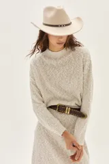 Falda larga de tejido bouclé color crudo, con cintura elástica y aberturas laterales en el bajo.