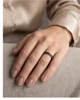 Anillo tipo cinta fabricado en plata 925, con diseño pavé de pequeñas piedras negras incrustadas en toda su superficie.