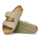 Sandalias Birkenstock Arizona modelo Birko-Flor color caqui claro, con dos tiras ajustables con hebillas metálicas grabadas, plantilla anatómica de corcho y suela de EVA.