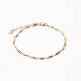 Pulsera dorada con eslabones rectangulares texturizados y cierre de mosquetón con cadena de alargue y dije de corazón.