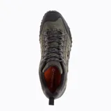 Zapato de senderismo Merrell Intercept color verde oliva con detalles en negro. Capellada de cuero flor, lengüeta con fuelle, puntera resistente a la abrasión, forro de malla transpirable, plantilla anatómica Ortholite, entresuela de espuma EVA moldeada por compresión, cámara de aire Merrell Air Cushion en el talón y suela Vibram.