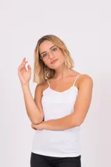 Camiseta de bretel fino color blanco, con escote redondo y corte ajustado al cuerpo.