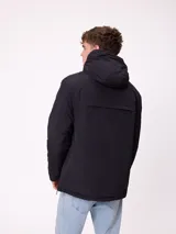 Campera tipo canguro con capucha, diseño color block en azul marino y bordó. Cuenta con cierre frontal parcial, bolsillos laterales y logo de la marca bordado en el pecho.