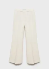 Pantalón de vestir color crema, de corte recto y diseño acampanado, con trabillas en la cintura, bolsillos laterales y cierre oculto.