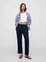 Pantalón de corte recto y estilo relajado, confeccionado en tejido twill color azul marino. Presenta cintura elástica con cordón ajustable y bolsillos laterales.