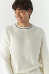 Sweater marrón liso de algodón con cuello redondo y costuras a contratono.