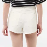 Short de jean blanco de tiro alto, confeccionado en denim de algodón con diseño de cinco bolsillos y terminación desmechada en el Isopo.