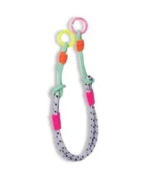 Correa para bolso de diseño moderno, confeccionada con cuerda técnica gris con patrón de puntos negros, acentuada con detalles en colores neón como verde, naranja y fucsia, y rematada con dos argollas metálicas en los extremos.
