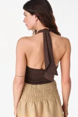 Top halter color bordó con escote profundo y tirantes decorados con cuentas artesanales.