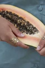 Anillo ancho de diseño orgánico y calado, con apariencia de red o magma solidificado.