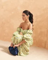 Blusa corta con estampado floral en tonos amarillo y verde, escote bardot, mangas abullonadas 3/4 con puños elásticos y espalda elastizada.