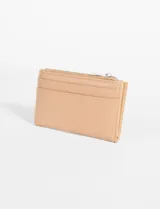 Tarjetero color beige de cuero sintético con cierre superior.