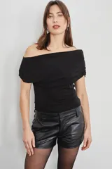 Short de cuero marrón con acabado desgastado, tiro bajo, presillas para cinto y bolsillos delanteros.